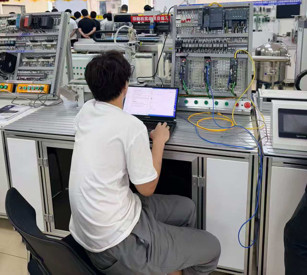 湖北PLC培训怎么选？本地就业有优势，关键是看准这3个硬指标