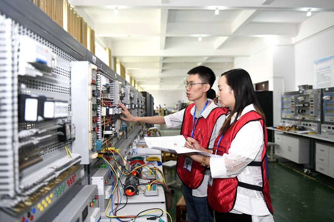 湖北PLC学校怎么选?本地学员用这套方法,3步筛出靠谱机构 湖北PLC学校怎么选?本地学员用这套方法,3步筛出靠谱机构
